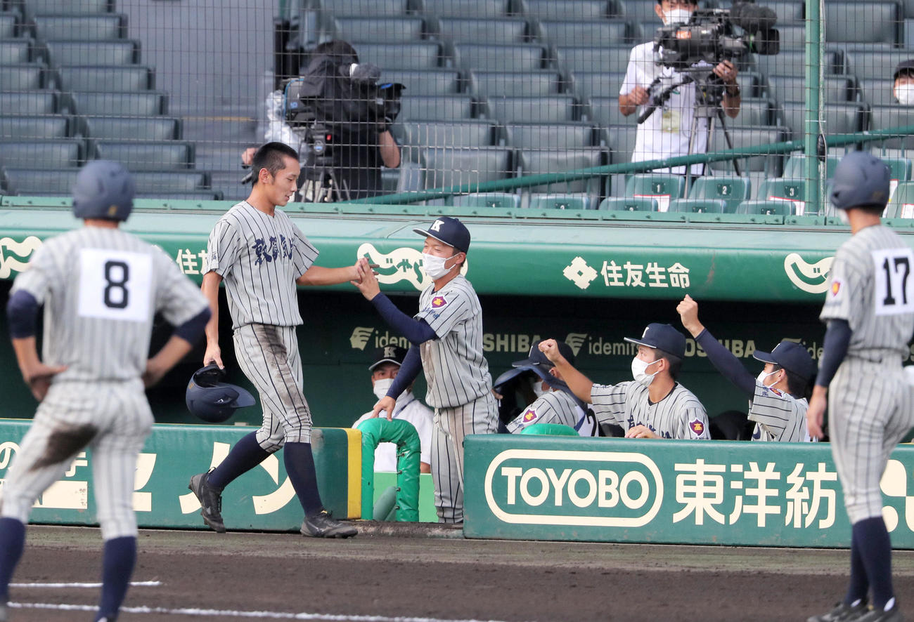 敦賀気比対日本文理　1回表敦賀気比1死満塁、前川の中犠飛で先制生還の沼田（左から2人目）を出迎える敦賀気比ナイン（撮影・上山淳一）