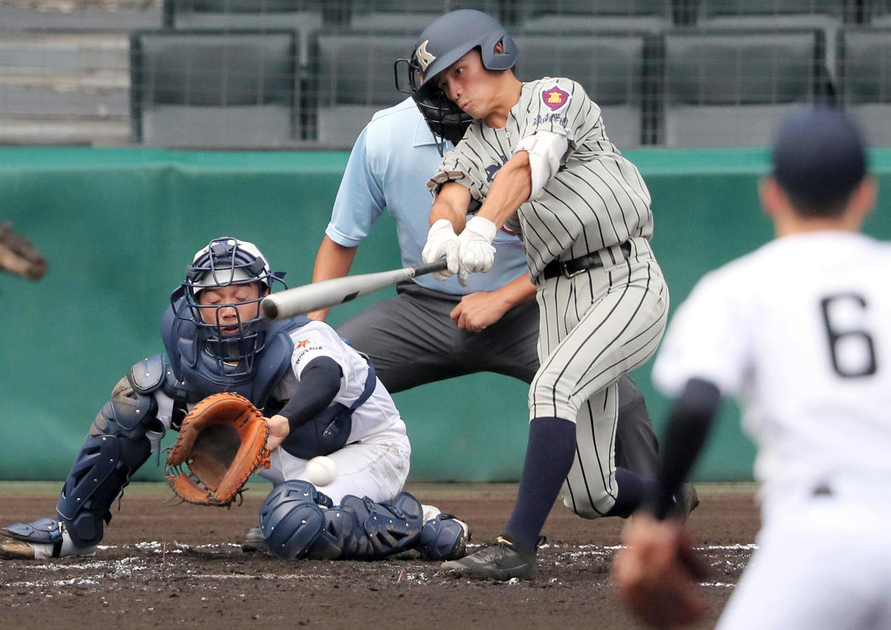 敦賀気比対日本文理　2回表敦賀気比無死満塁、東は左前適時打を放つ（撮影・上山淳一）