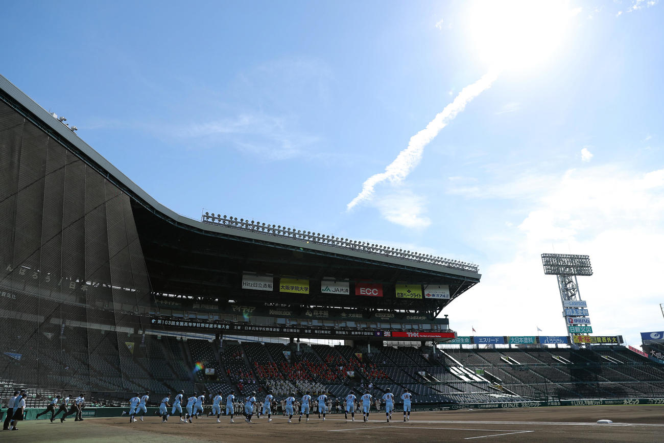 近江対日大東北晴天の下、試合前のあいさつに向かって駆けだす両チームの選手たち（撮影・前田充