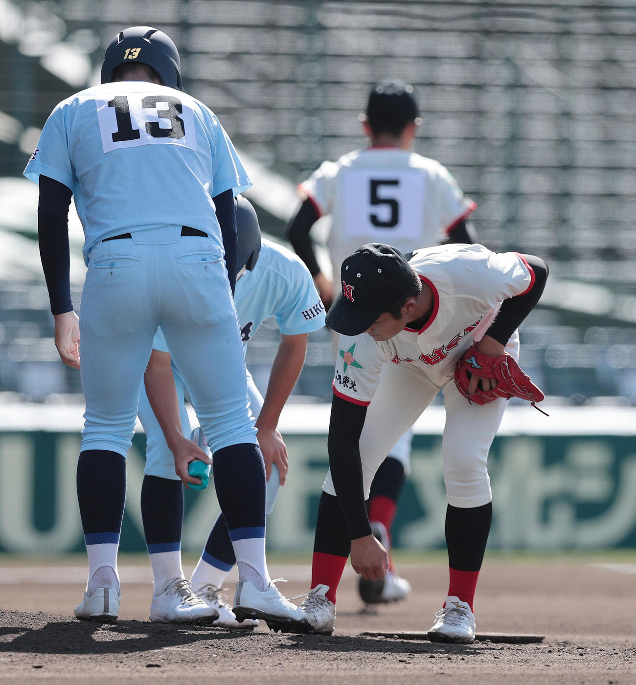 近江対日大東北　1回表近江無死、井口の打球が右足に当たり痛がる吉田（手前右）（撮影・前田充）