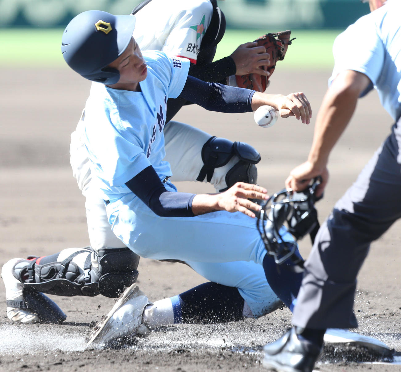 日大東北対近江　1回表近江2死一塁、一塁走者の津田は、日大東北の悪送球で生還する（撮影・屋方直哉）
