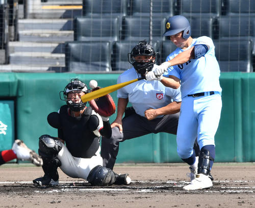 近江対日大東北　2回表近江無死一塁、島滝悠真は中越え2点本塁打を放つ（撮影・岩下翔太）