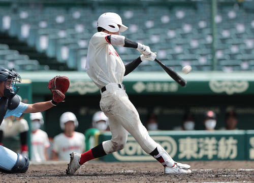 近江対日大東北　5回裏日大東北無死三塁、中越え適時三塁打を放つ奈須（撮影・前田充）