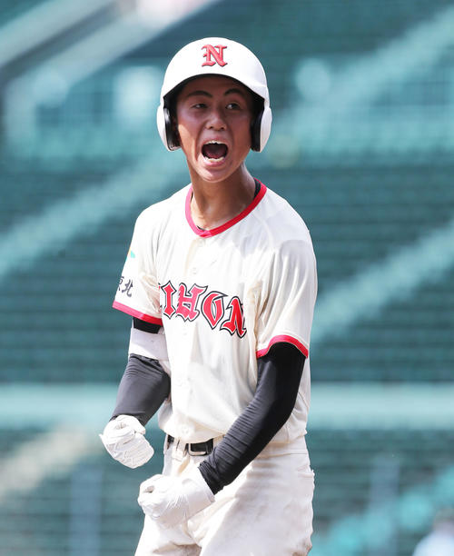 日大東北対近江　5回裏日大東北無死三塁、奈須は中堅へ適時三塁打を放ちほえる（撮影・屋方直哉）