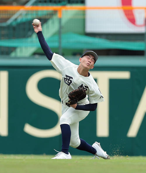西日本短大付対二松学舎大付　5回裏二松学舎大付1死二塁、永見の中前打を本塁へ送球し、二走桜井の生還を阻止する中堅手池田（撮影・前田充）