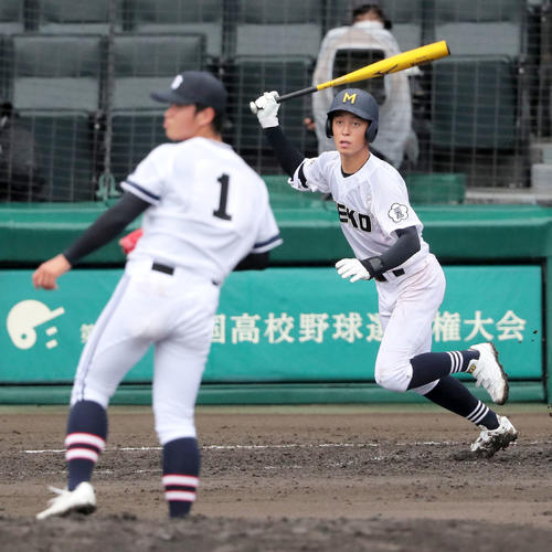 三重対樟南　4回表三重2死二塁、上山は中前適時打を放つ（撮影・上山淳一）