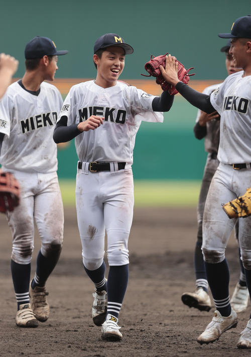 三重対樟南　完封勝利を挙げ笑顔でタッチを交わす三重・上山（中央）（撮影・前田充）