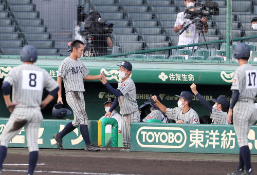 敦賀気比対日本文理　1回表敦賀気比1死満塁、前川の中犠飛で先制生還の沼田（左から2人目）を出迎える敦賀気比ナイン（撮影・上山淳一）