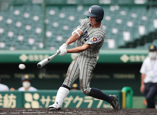 日本文理対敦賀気比　2回表敦賀気比無視満塁、右翼線に2点適時二塁打を放つ沼田（撮影・前田充）