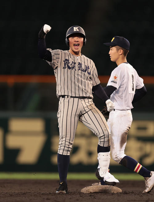 日本文理対敦賀気比　8回表敦賀気比2死三塁、左中間へ適時二塁打を放ちガッツポーズする上加世田（撮影・前田充）