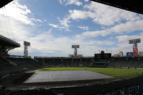 天候不良が予想されるため内野にシートがかけられ、試合開始が遅らされる甲子園球場（撮影・前田充）