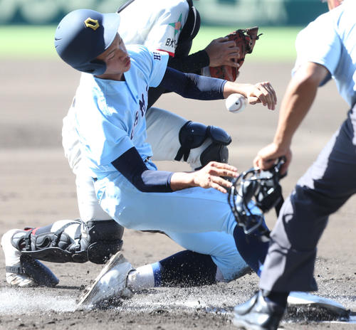 日大東北対近江　1回表近江2死一塁、一塁走者の津田は、日大東北の悪送球で生還する（撮影・屋方直哉）