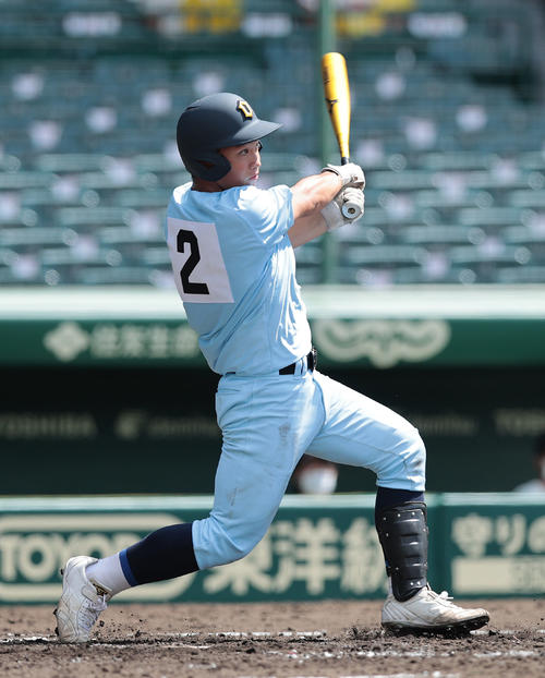 近江対日大東北　5回表近江1死一塁、左中間へ適時二塁打を放つ島滝（撮影・前田充）