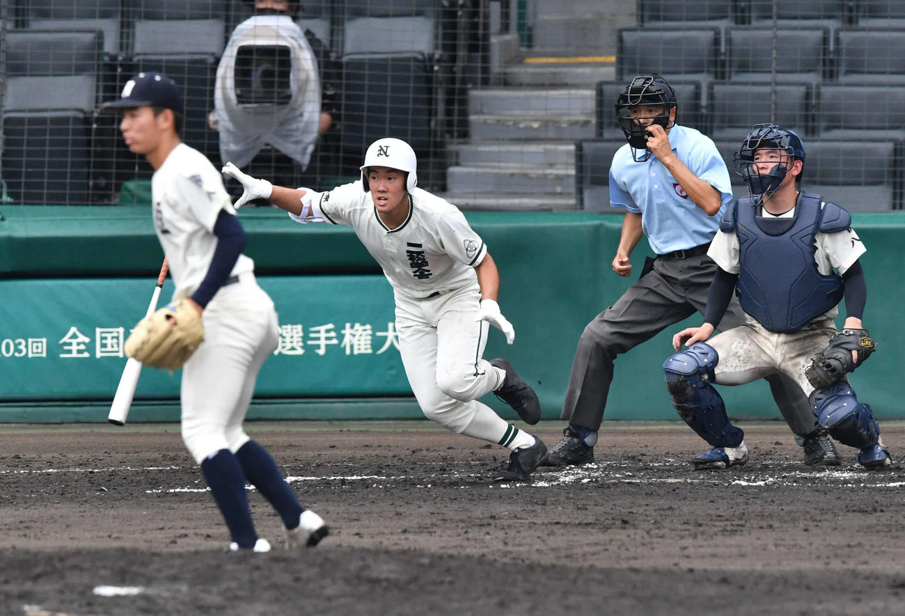 西日本短大付対二松学舎大付　6回裏二松学舎大付2死二塁、丸山丈司は右前適時打を放つ（撮影・岩下翔太）
