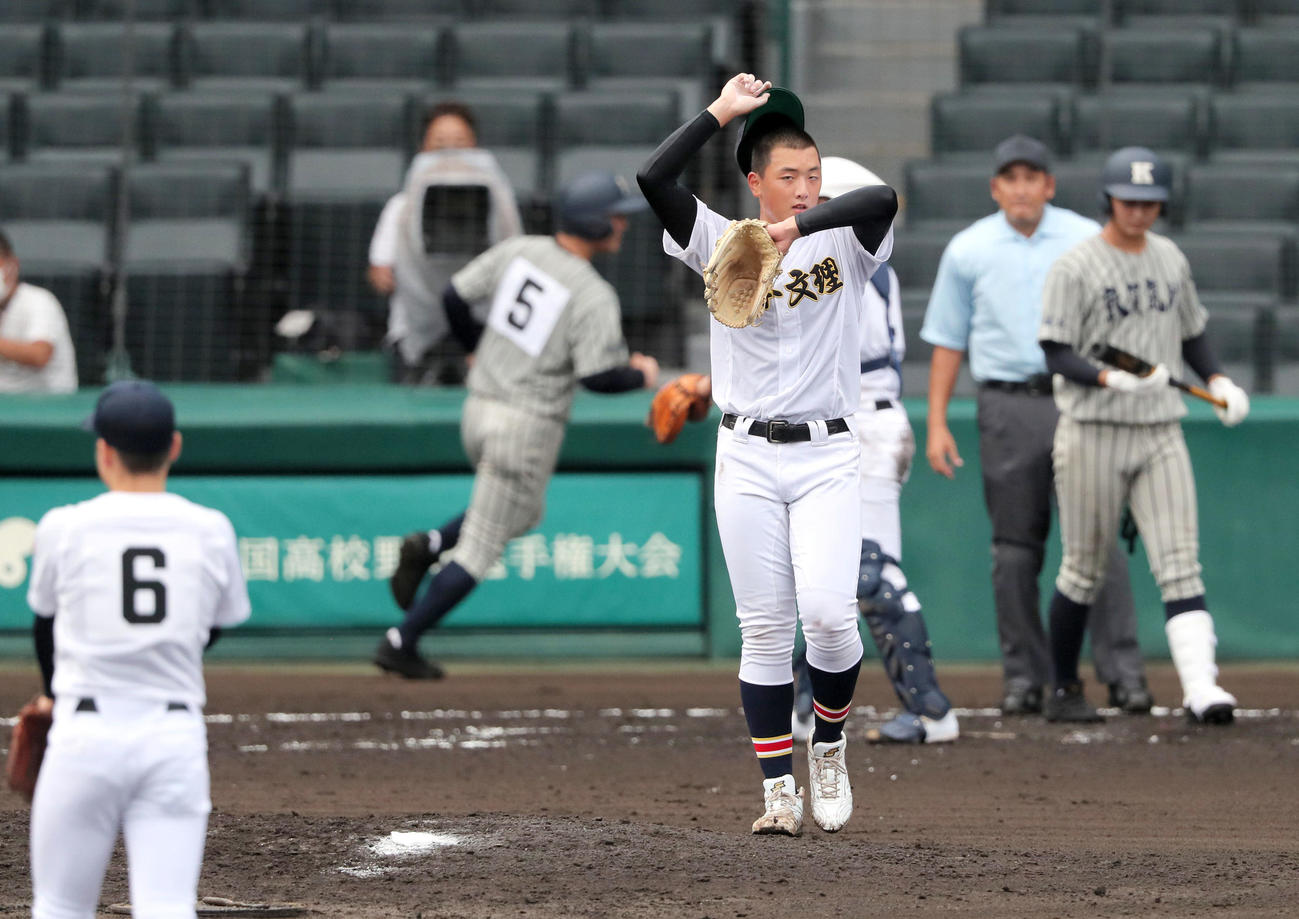 敦賀気比対日本文理　2回表敦賀気比2死二塁、田中（中央）は前川に中前適時打を打たれ失点する（撮影・上山淳一）