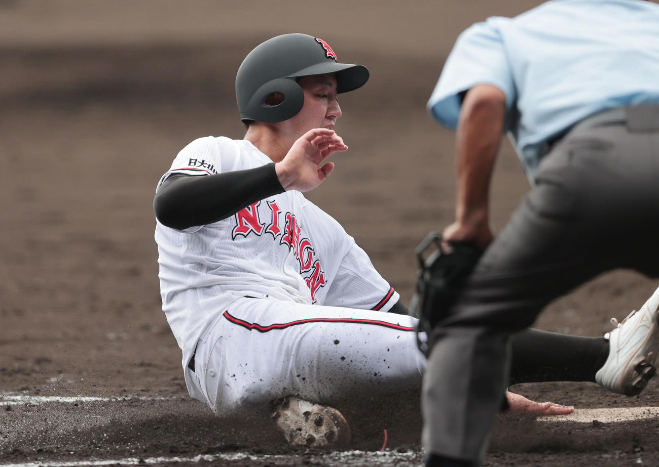 浦和学院対日大山形　1回裏日大山形1死一、二塁、塩野叶人の適時打で同点の生還を果たす佐藤（撮影・前田充）