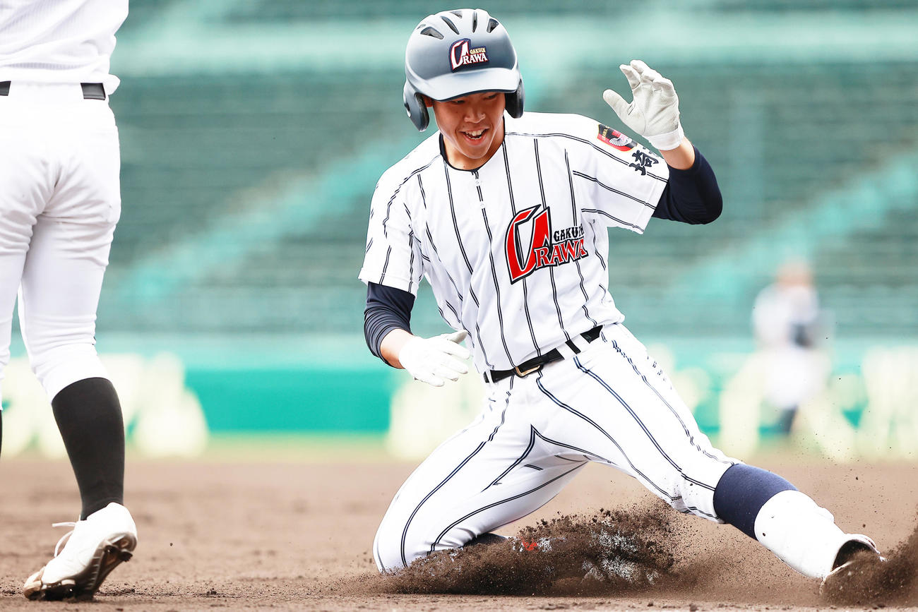 浦和学院対日大山形　1回表浦和学院2死一塁、中越え先制適時三塁打を放ち滑り込む吉田瑞（撮影・野上伸悟）