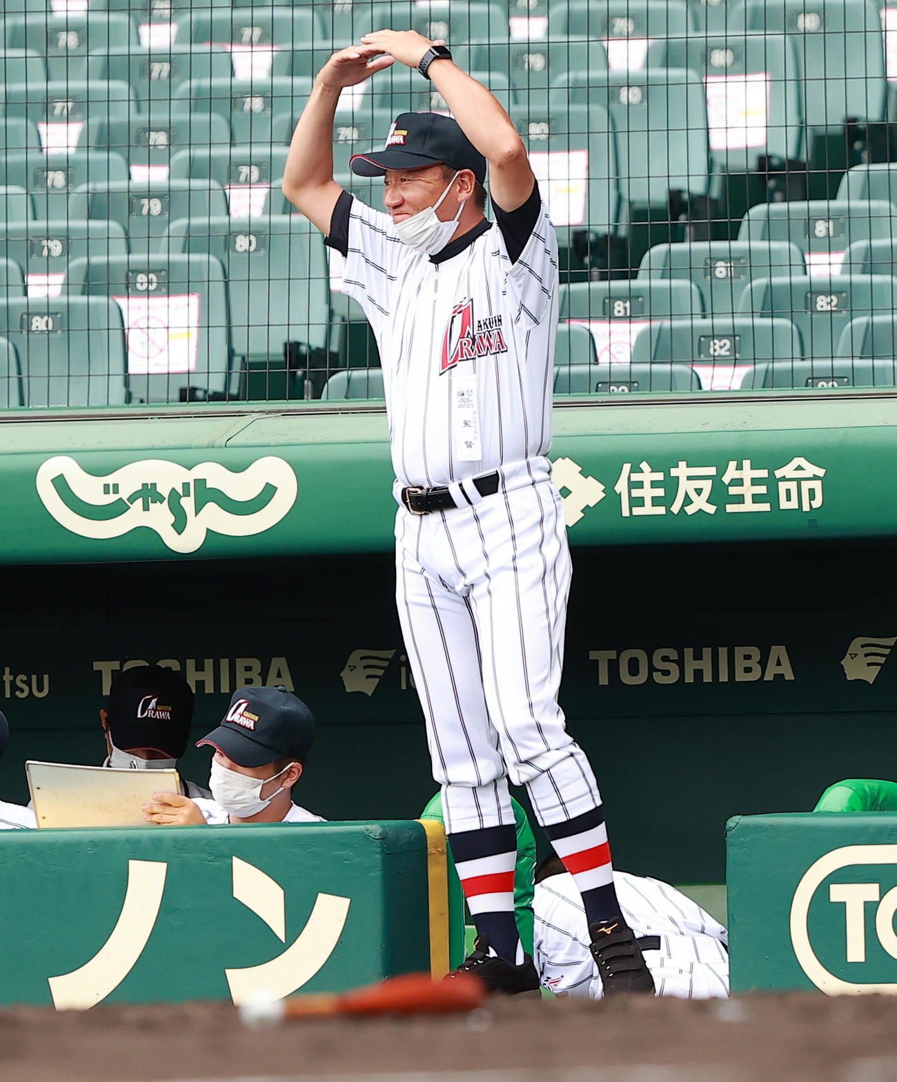 浦和学院対日大山形　1回表浦和学院2死三塁、藤井の中前適時打に丸ポーズの森監督（撮影・野上伸悟）