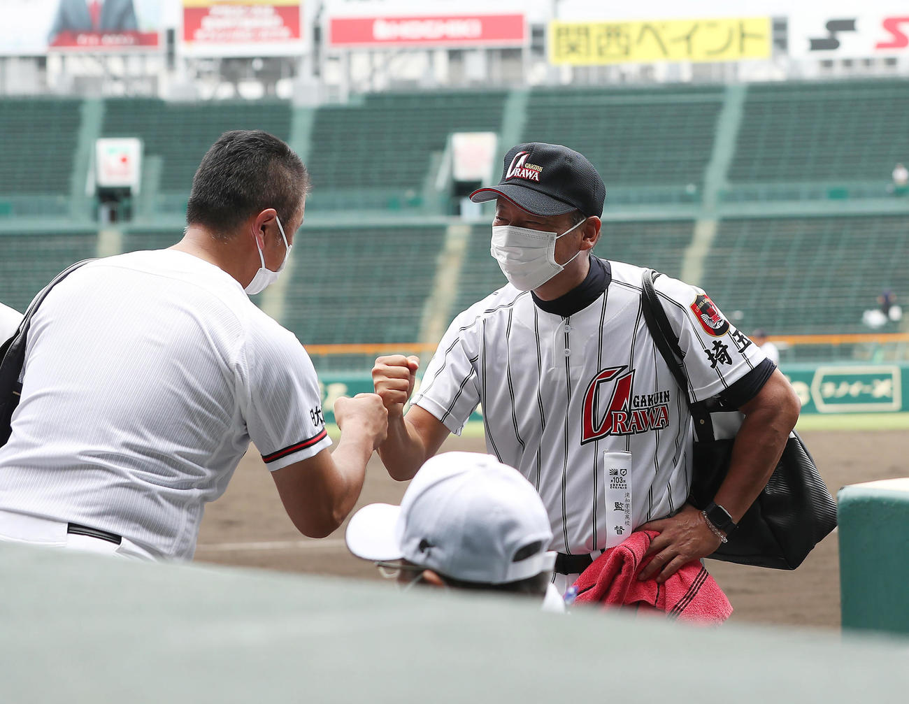 浦和学院対日大山形　試合後、日大山形・荒木（左）とグータッチを交わす浦和学院・森監督（撮影・前田充）