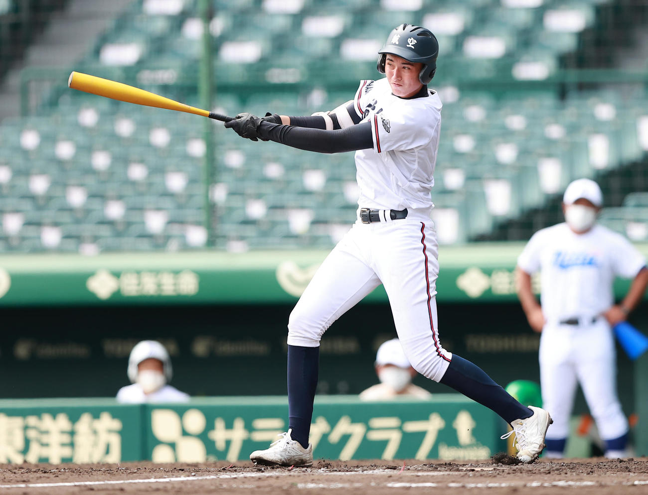 新田対日本航空　4回裏日本航空2死満塁、中前2点適時打を放つヴァデルナ（撮影・野上伸悟）