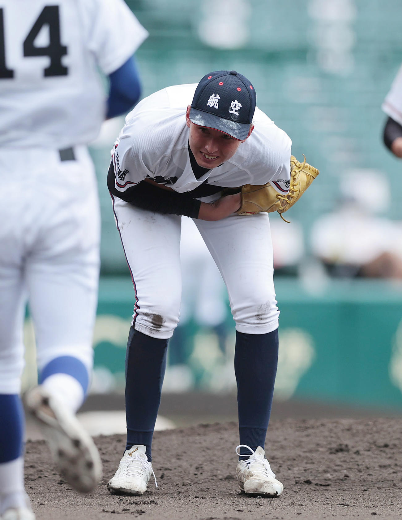 新田対日本航空　7回表新田無死、古和田の打球が直撃し痛がるヴァデルナ（撮影・前田充）