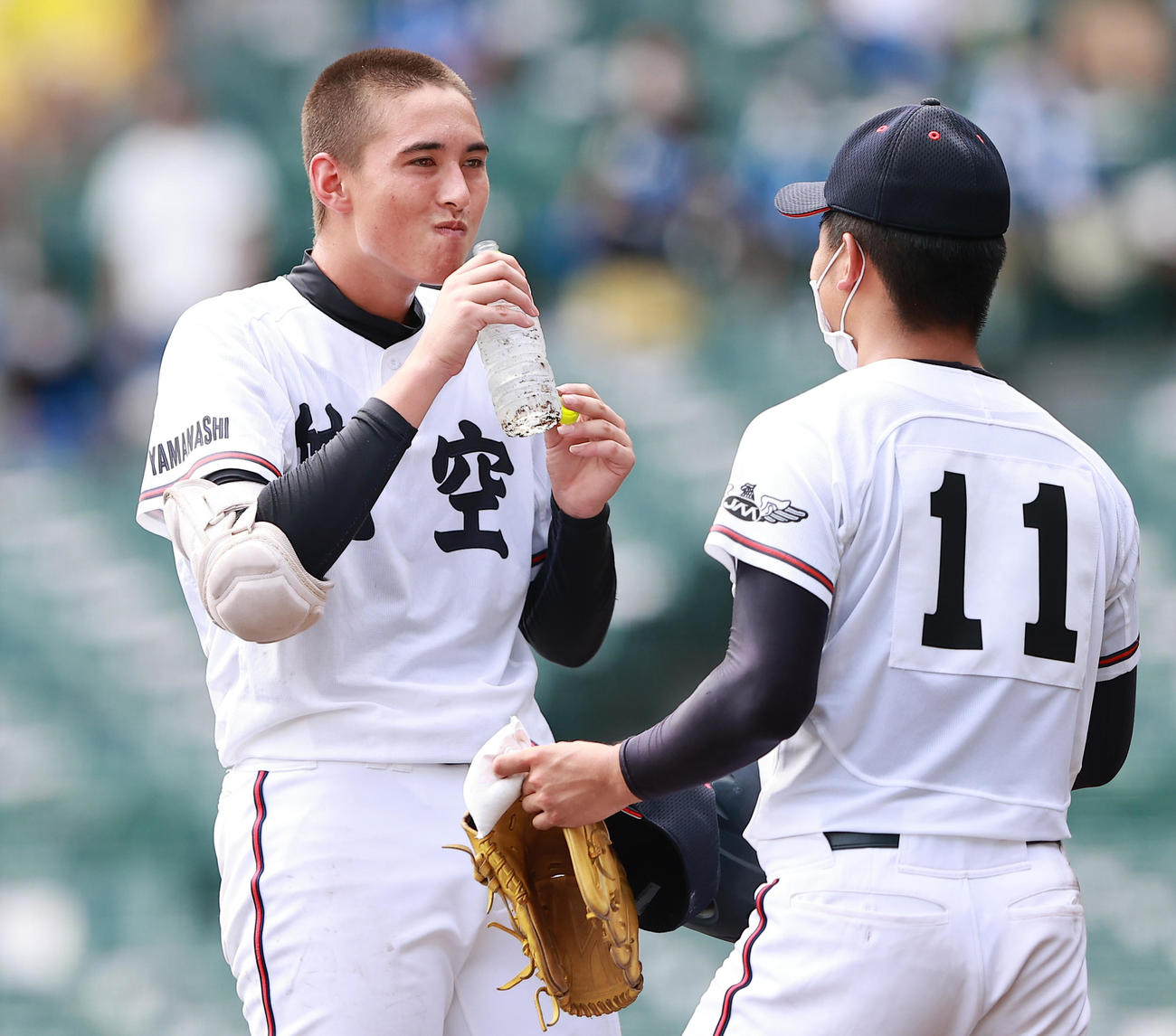 新田対日本航空　4回裏日本航空2死満塁、中前2点適時打を放ったヴァデルナは、マウンドに行く前に水分補給（撮影・野上伸悟）