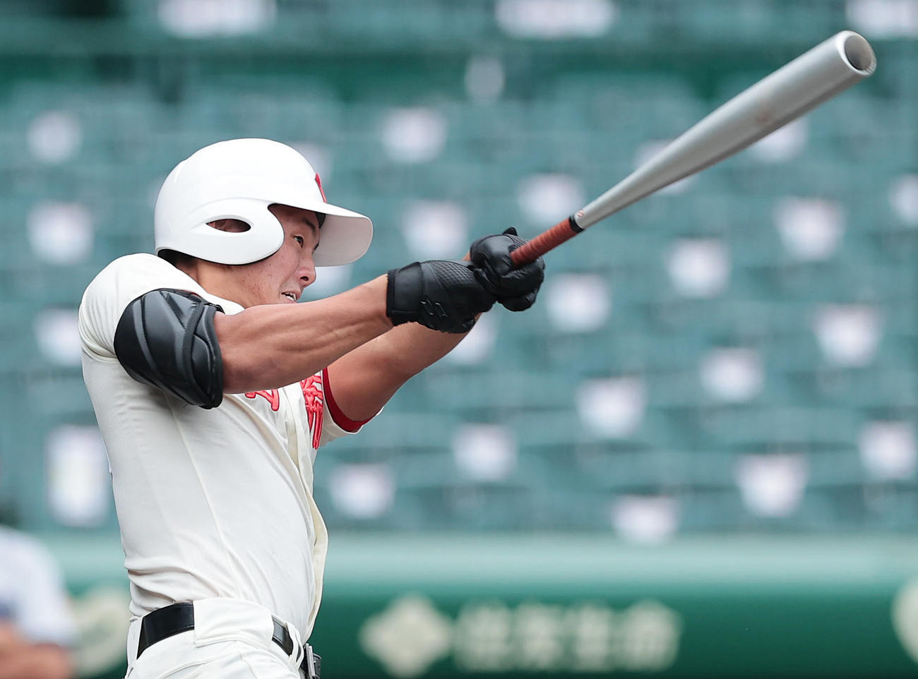 横浜対智弁学園　1回裏智弁学園無死、右前打を放つ前川（撮影・前田充）