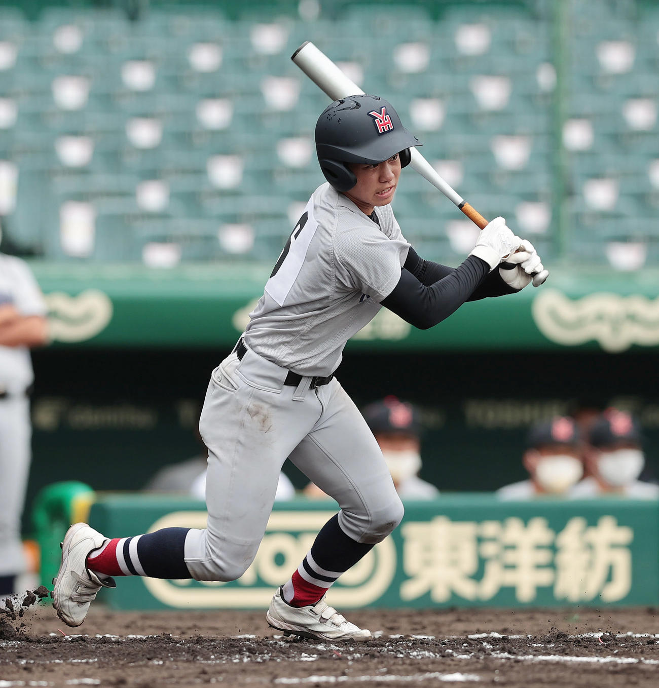 横浜対智弁学園　3回表横浜2死、中前打を放つ緒方（撮影・前田充）