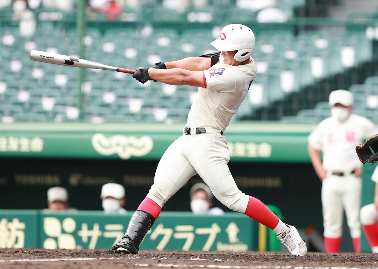 横浜対智弁学園　4回裏智弁学園1死満塁、中越え先制2点適時打を放つ前川（撮影・野上伸悟）