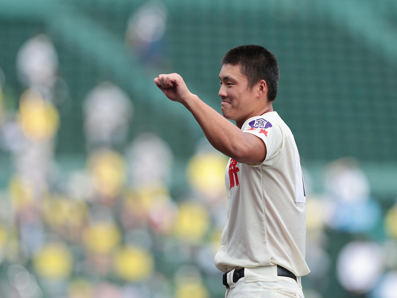 横浜対智弁学園　4回裏智弁学園1死満塁、中越え2点適時打を放ち、ベンチに向かって小さくガッツポーズする前川（撮影・前田充）