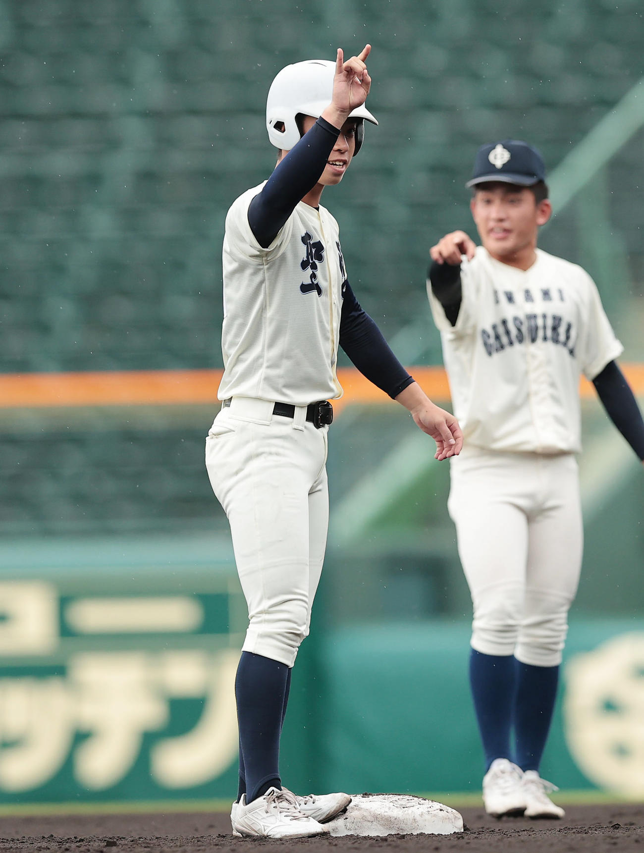 弘前学院聖愛対石見智翠館　1回表弘前学院聖愛2死三塁、右中間へ適時二塁打を放った長利（左）（撮影・前田充）