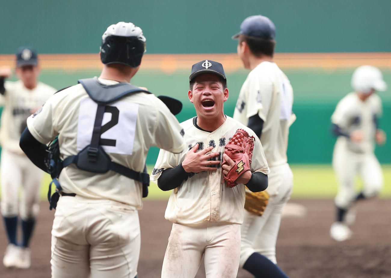 弘前学院聖愛対石見智翠館　ほっとしたような表情で勝利を喜ぶ石見智翠館・山崎凌（撮影・野上伸悟）