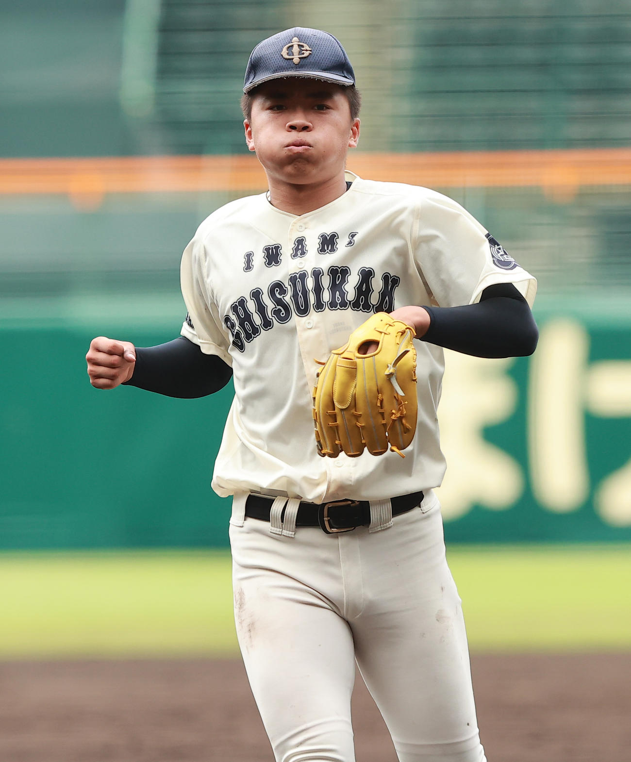 弘前学院聖愛対石見智翠館　完投勝利を挙げた石見智翠館・山崎琢は、ほおをふくらませ拳を握り締める（撮影・野上伸悟）