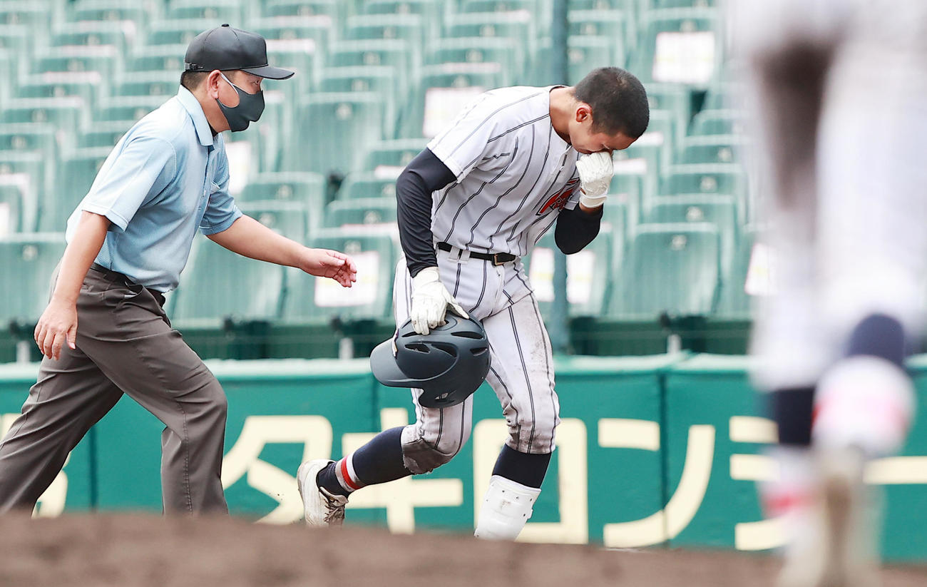 9回表浦和学院2死満塁、遊ゴロに倒れ涙で整列に向かう吉田瑞樹（撮影・野上伸悟）