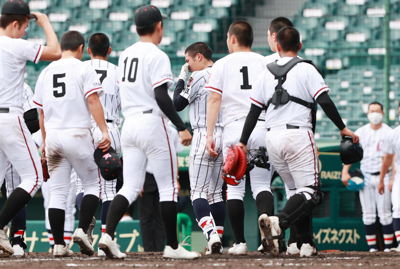 3－4で敗れ涙の浦和学院・吉田瑞樹（撮影・野上伸悟）
