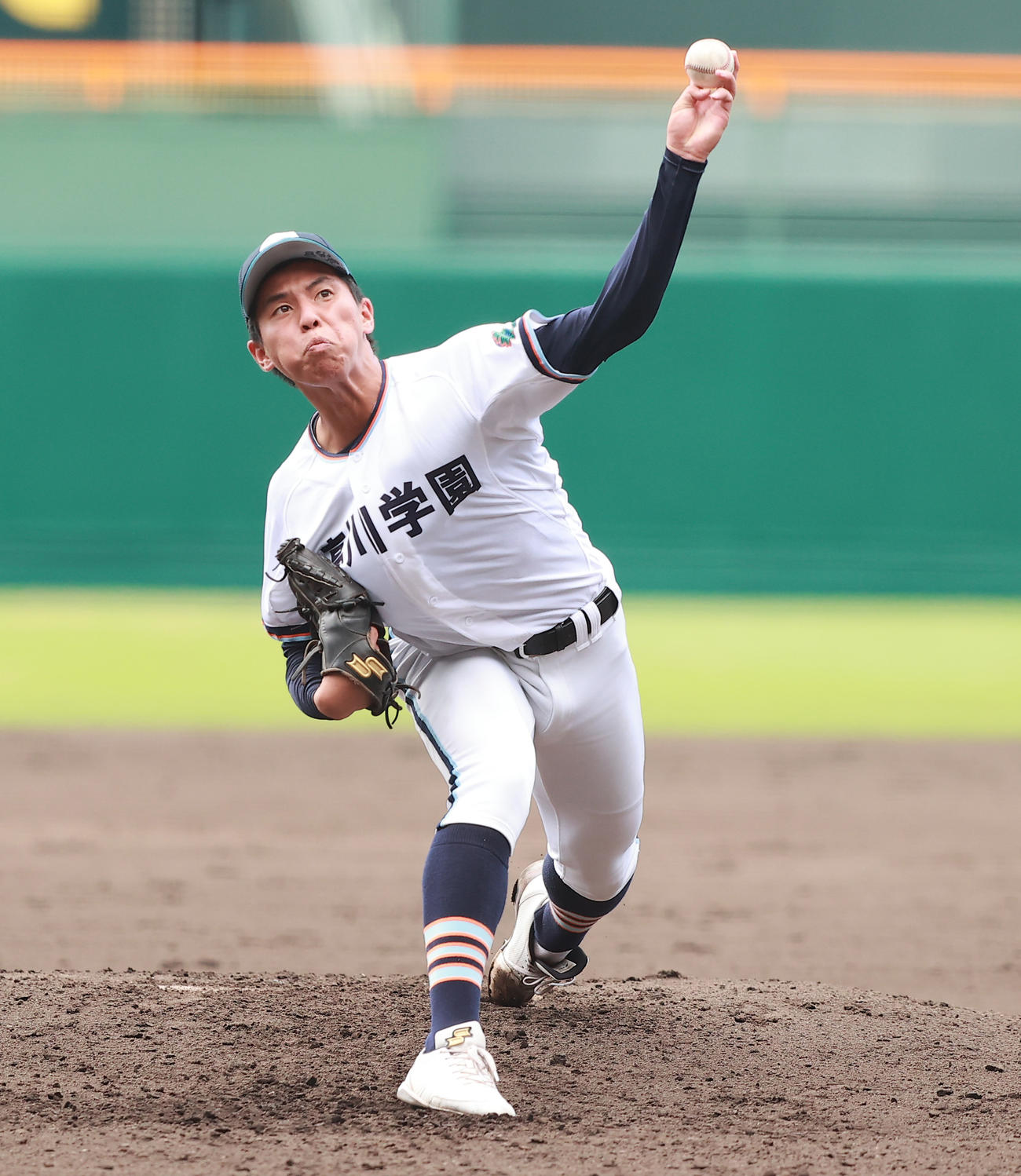 高川学園対神戸国際大付　力投する高川学園先発の河野（撮影・野上伸悟）