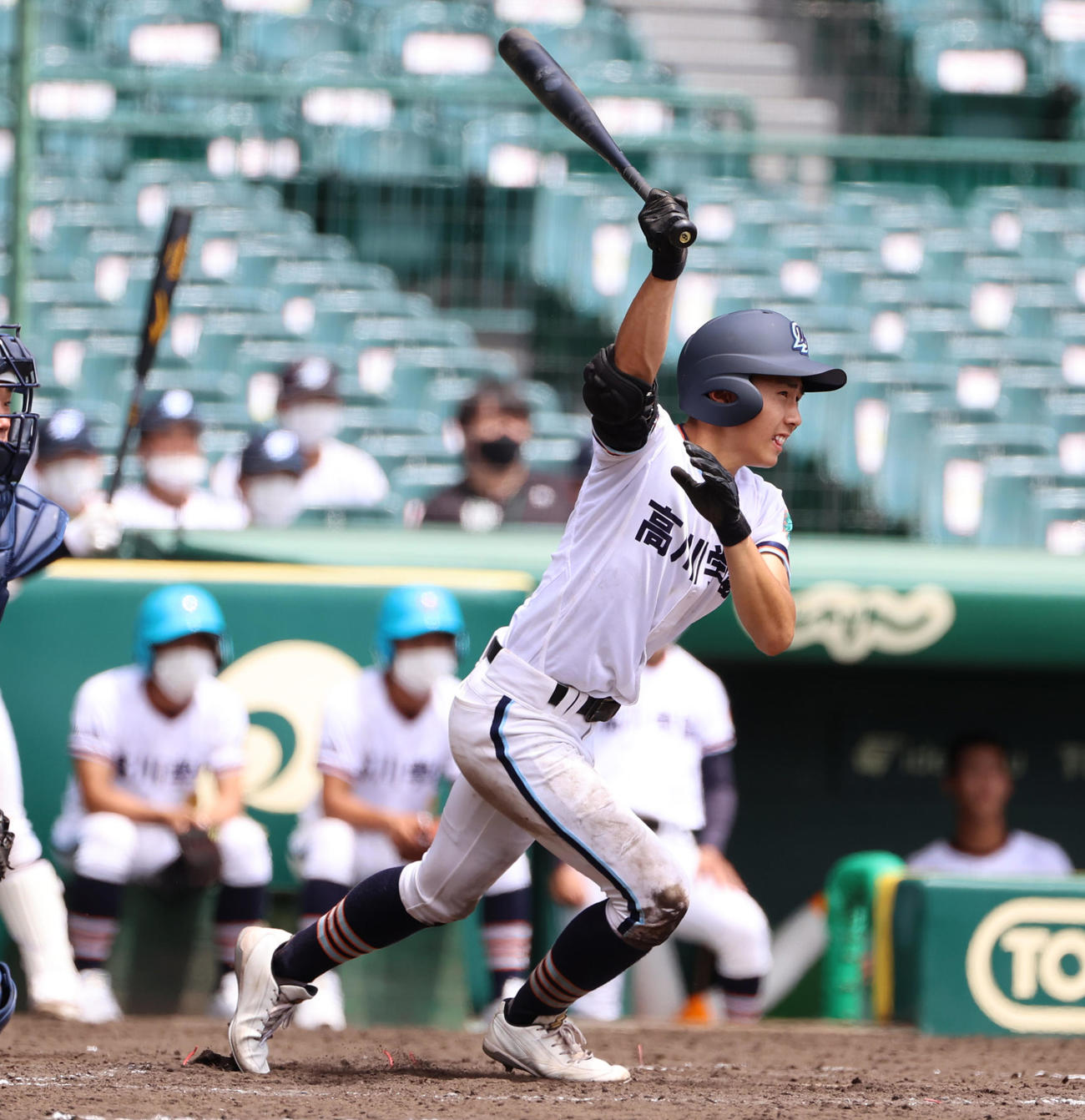 高川学園対神戸国際大付　5回表高川学園1死三塁、右前適時打を放つ山、さらに右翼手の後逸で一気に生還する（撮影・清水貴仁）