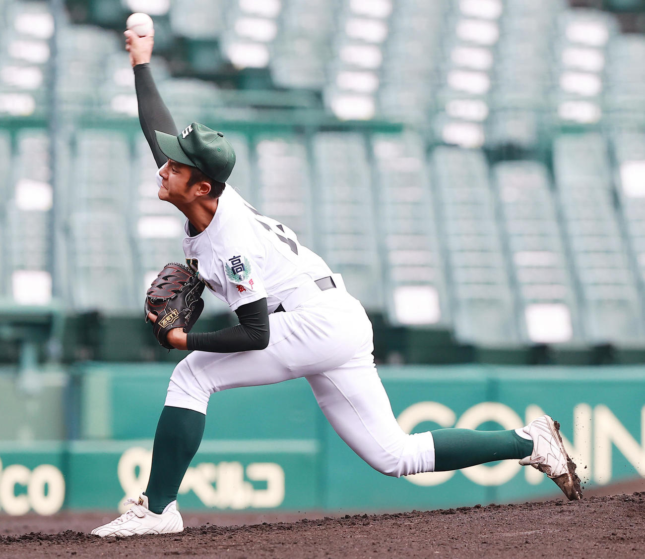 専大松戸対長崎商　力投する専大松戸先発の岡本（撮影・野上伸悟）