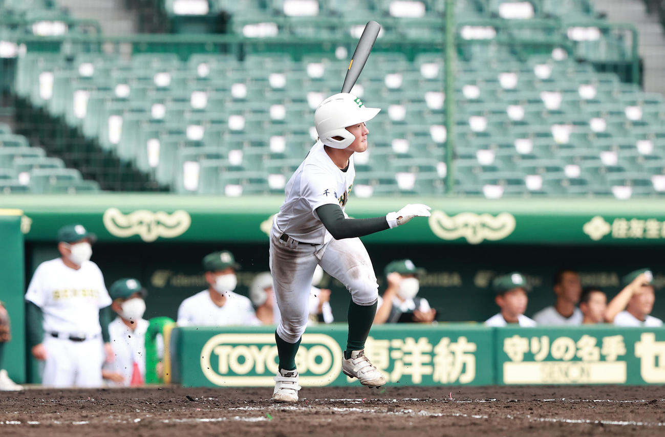 専大松戸対長崎商　3回表専大松戸無死二、三塁、中前2点適時打を放つ苅部（撮影・野上伸悟）