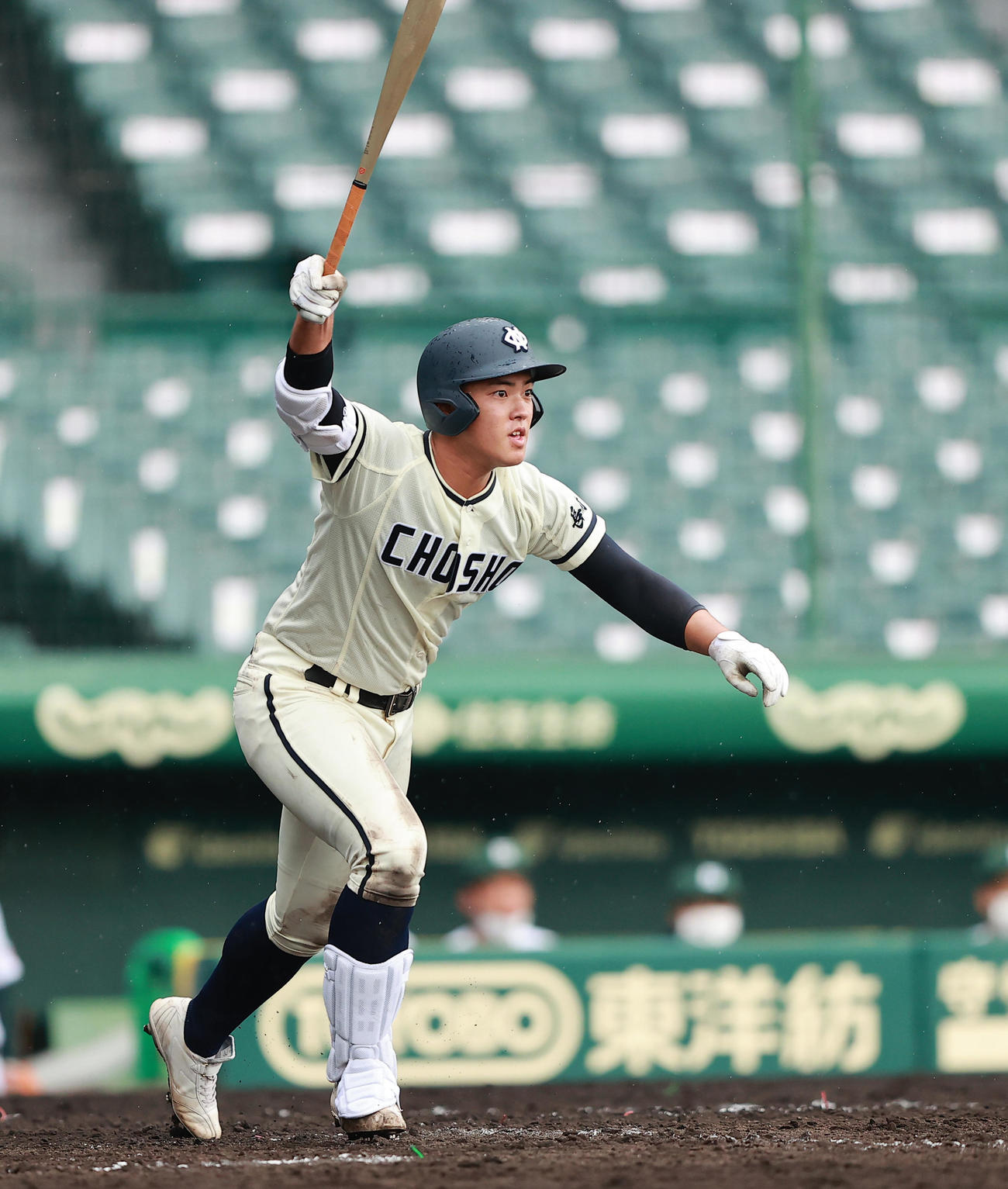 専大松戸対長崎商　5回裏長崎商2死一、二塁、右前適時打を放つ松井（撮影・野上伸悟）