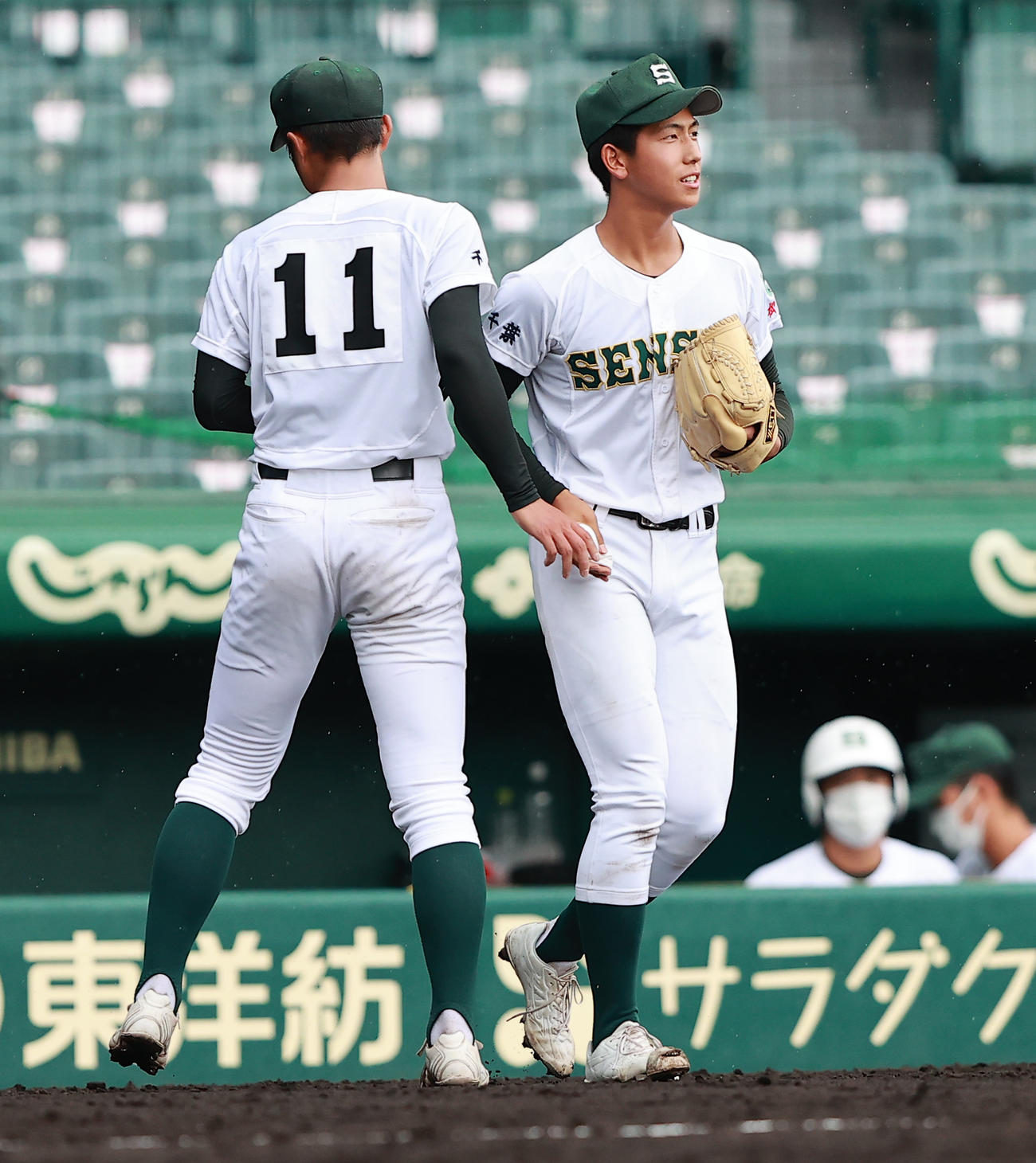 専大松戸対長崎商　5回裏長崎商2死一、三塁、専大松戸は岡本（左）から深沢に投手交代（撮影・野上伸悟）