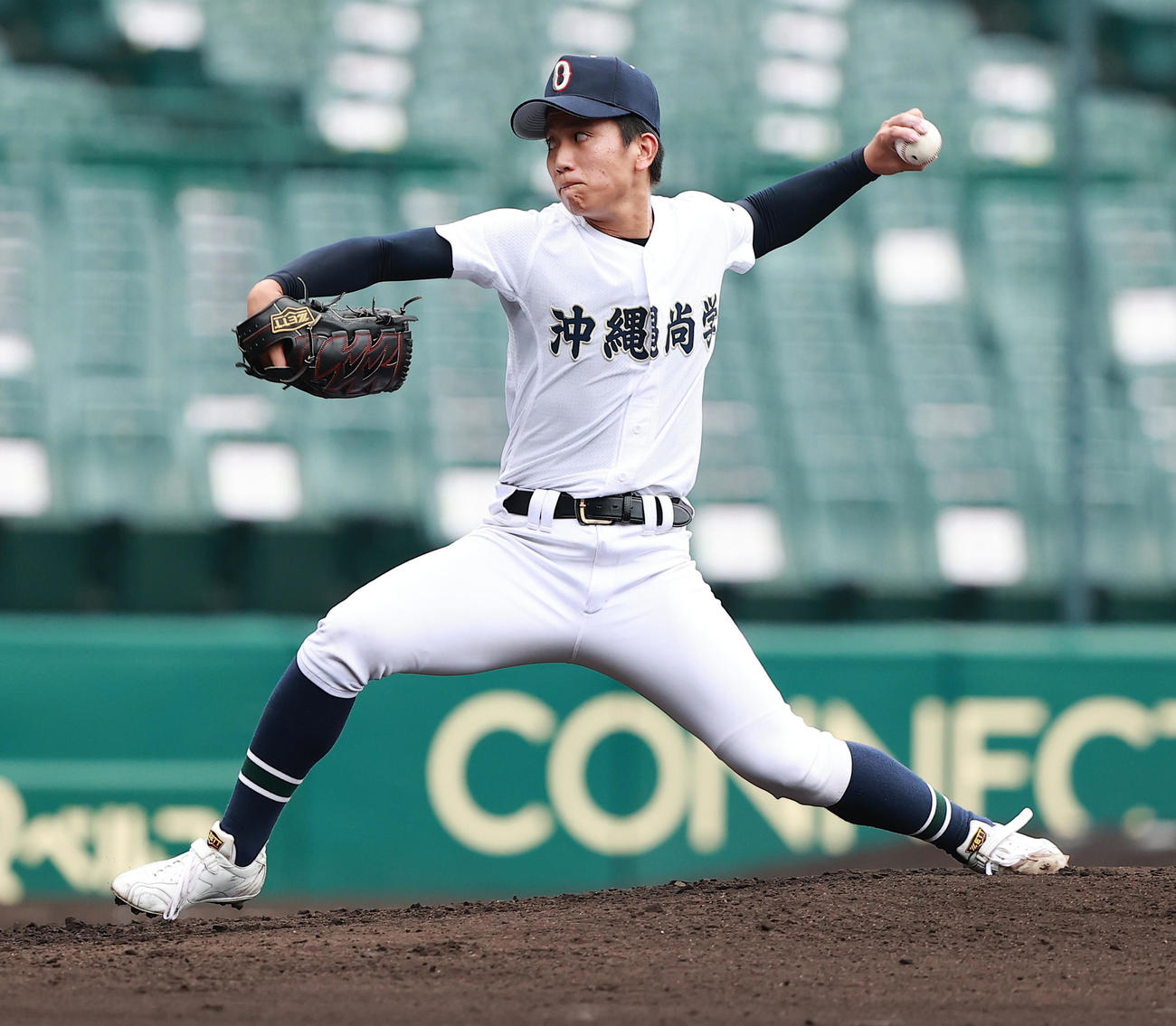 沖縄尚学対盛岡大付　力投する沖縄尚学先発の当山（撮影・野上伸悟）
