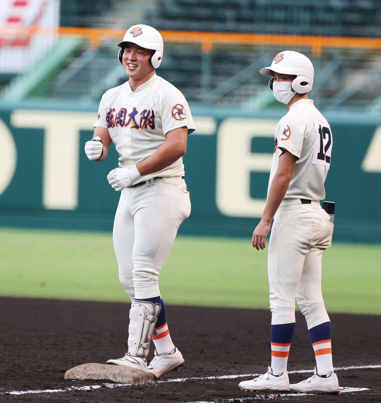 沖縄尚学対盛岡大付　4回裏盛岡大付無死一、二塁、先制の左前適時打を放ち塁上で笑顔をみせる小針（撮影・清水貴仁）