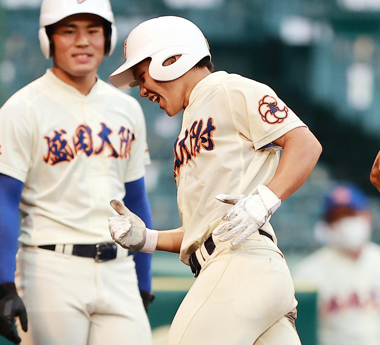 沖縄尚学対盛岡大付　8回裏盛岡大付2死、中越え本塁打を放ちガッツポーズで喜ぶ新井（撮影・野上伸悟）