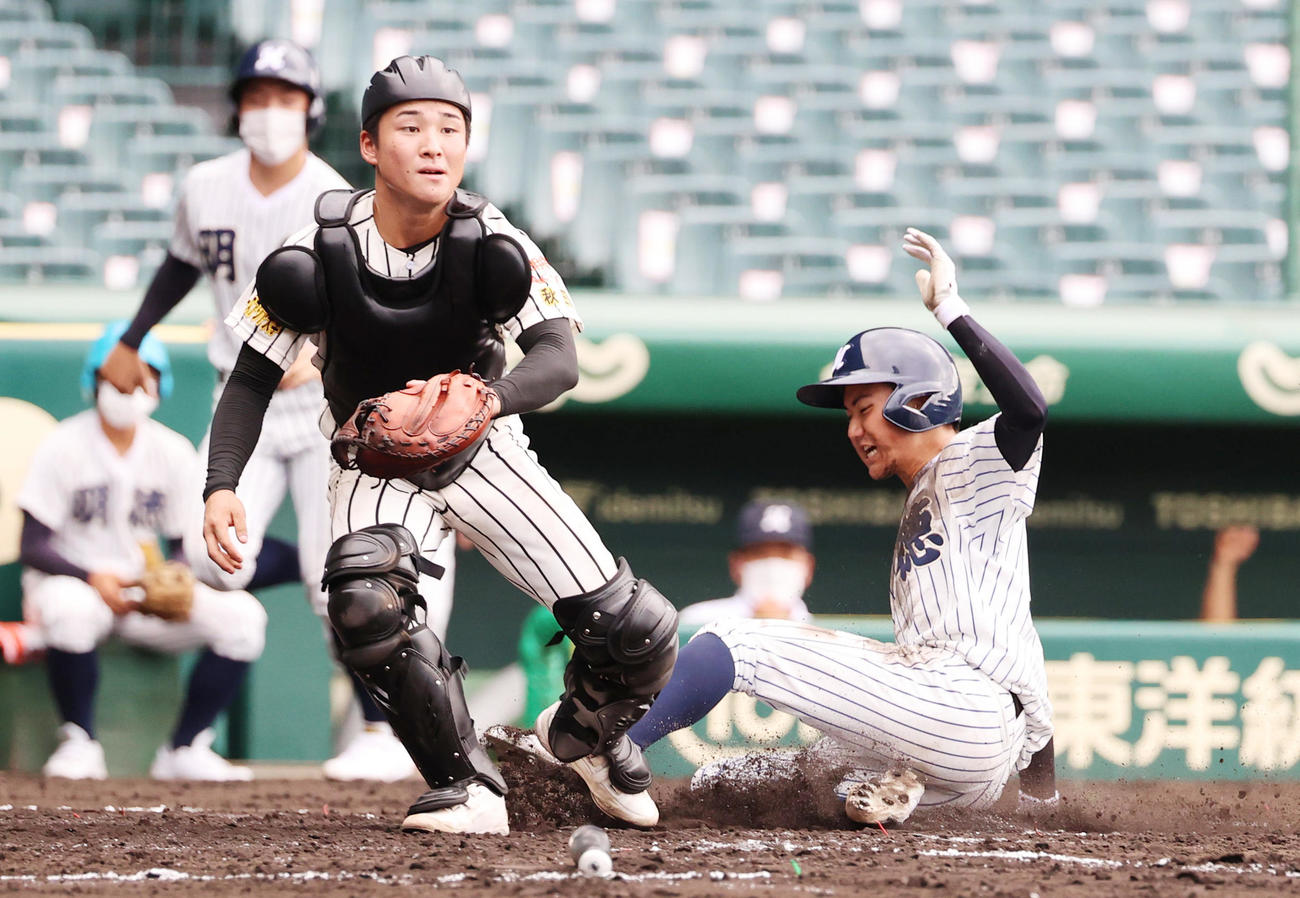 明徳義塾対ノースアジア大明桜　3回表明徳義塾2死一、二塁、森松の一塁への打球でノースアジア大明桜・風間がベースカバーに入るも内野安打となり、さらに三塁をまわっていた二走岩城が生還する（撮影・清水貴仁）