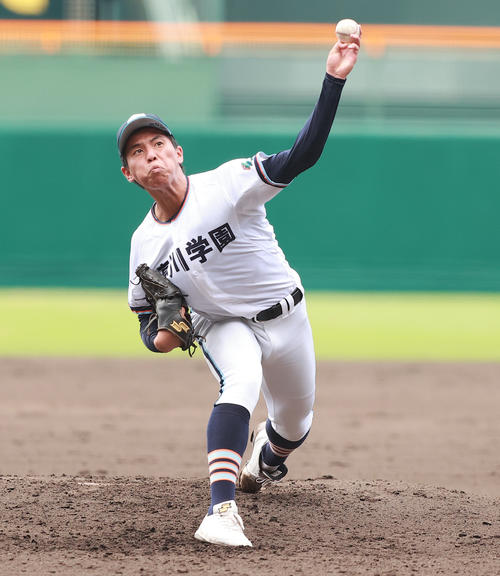 高川学園対神戸国際大付 力投する高川学園先発の河野(撮影・野上伸悟)
