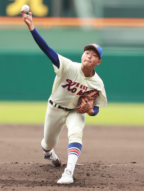 高川学園対神戸国際大付 力投する神戸国際大付先発の阪上(撮影・野上伸悟)