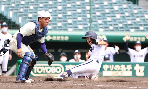 高川学園対神戸国際大付 5回表高川学園1死三塁、右前適時打を放つ山、さらに右翼手の後逸で一気に生還する(撮影・清水貴仁)