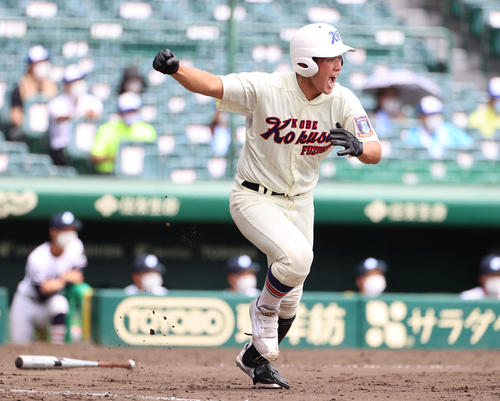 高川学園対神戸国際大付 7回裏神戸国際大付1死三塁、中前へ同点適時打を放つ勝木(撮影・清水貴仁)
