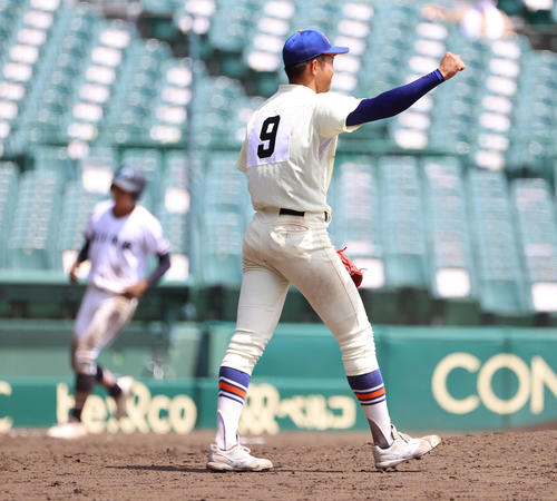 高川学園対神戸国際大付 8回表高川学園2死二塁、田口を遊ゴロでピンチを抑える阪上(撮影・清水貴仁)